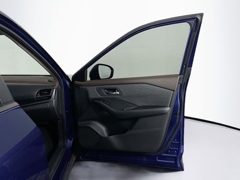 Used 2023 Nissan Rogue SV image 31