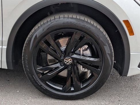 Certified 2024 Volkswagen Tiguan SE R-Line image 7