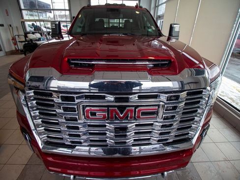 Used 2024 GMC Sierra 3500 Denali image 3