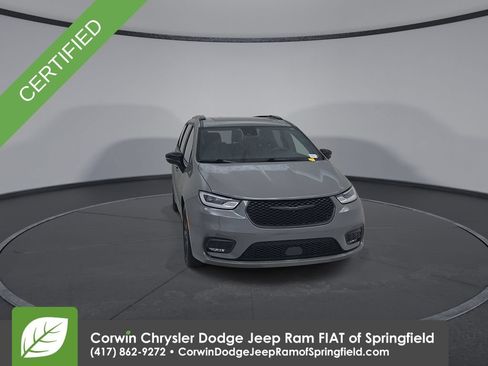 Certified 2025 Chrysler Pacifica Limited FWD image 4