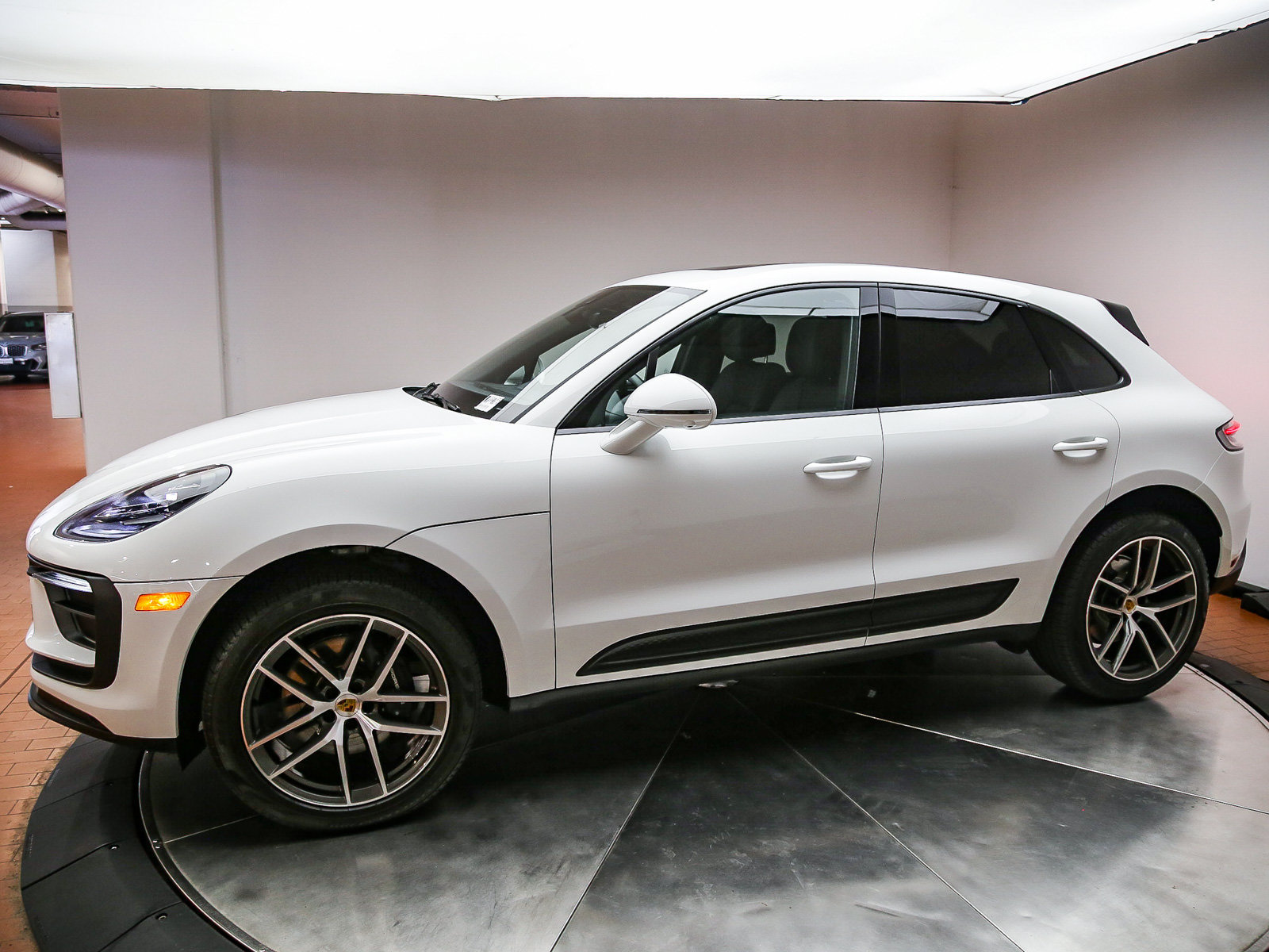 Certified 2026 Porsche Macan AWD/4WD image 2