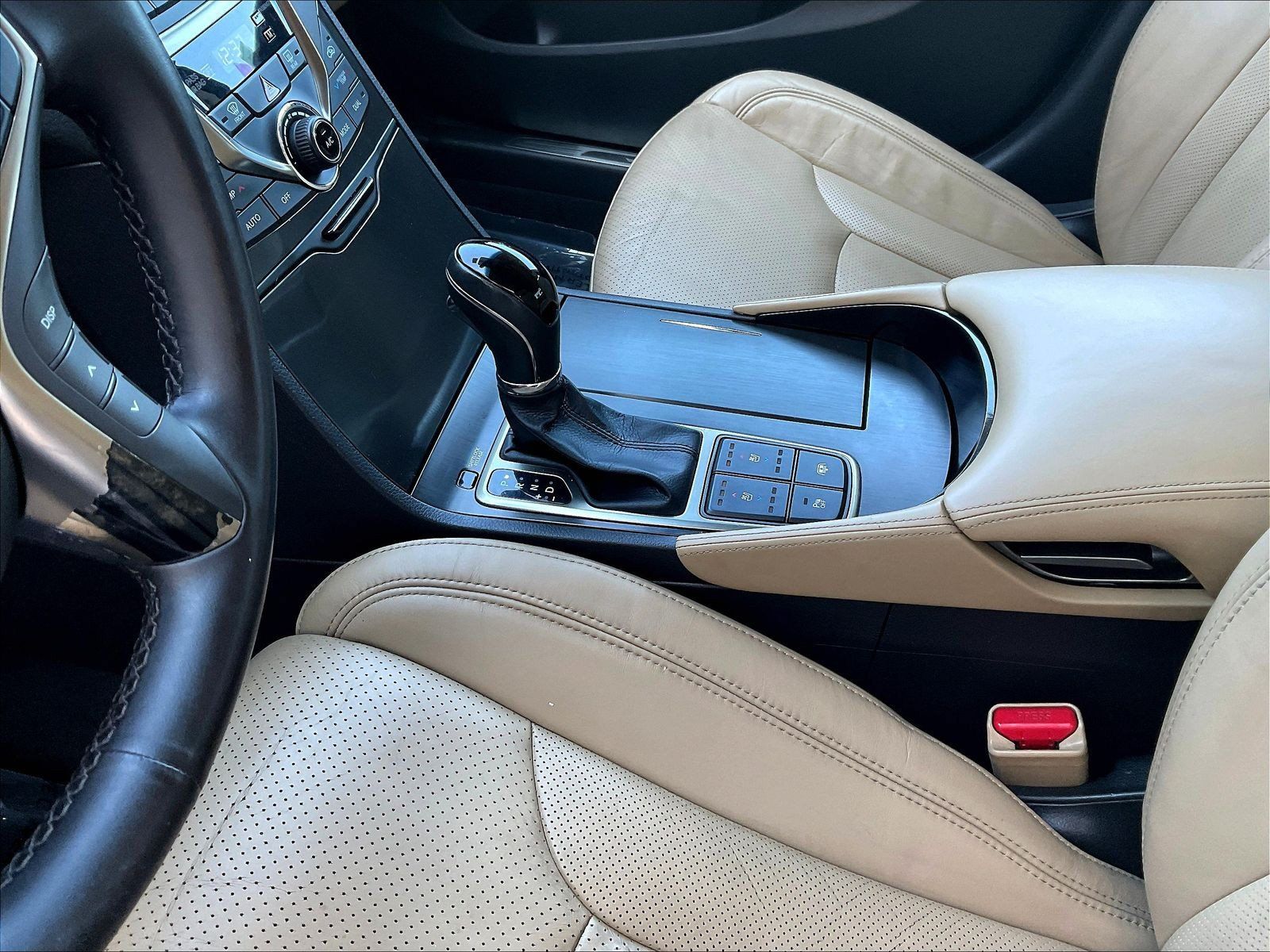 Used 2014 Hyundai Azera Limited w/ Option Group 02 FWD image 18