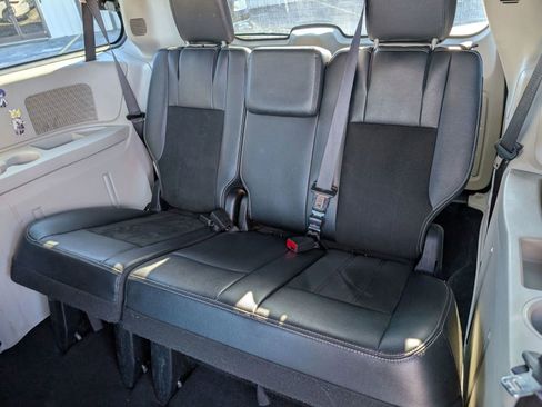 Used 2019 Dodge Grand Caravan SXT image 17