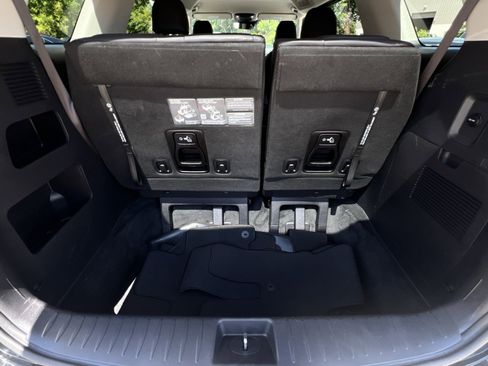 Used 2024 Kia Carnival LX FWD image 43