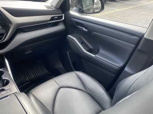 Used 2021 Toyota Highlander XLE image 36