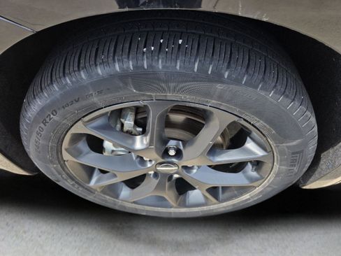 Used 2025 Chrysler Pacifica Limited image 37