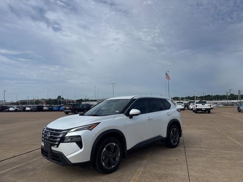 Used 2024 Nissan Rogue SV FWD image 8