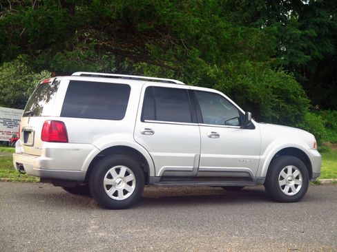 Used 2004 Lincoln Navigator Luxury AWD/4WD image 2