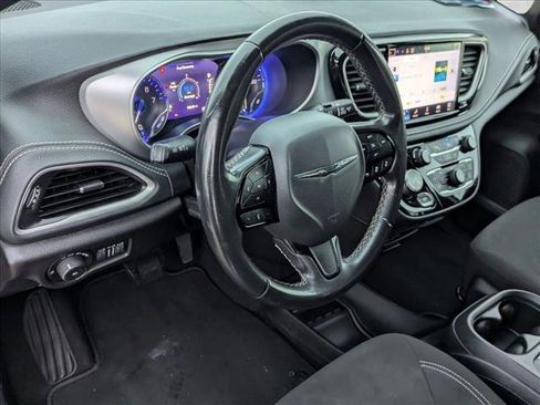 Used 2021 Chrysler Pacifica Touring w/ Uconnect Theater Family Group image 9