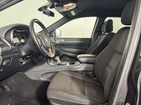 Used 2020 Jeep Grand Cherokee Laredo image 4