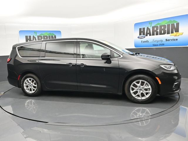 Used 2024 Chrysler Pacifica Touring-L FWD image 7