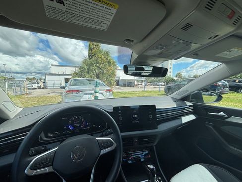 Used 2025 Volkswagen Jetta SE image 32