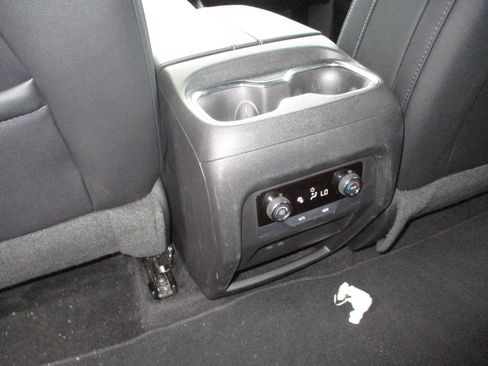 Used 2025 Chevrolet Traverse LT image 13