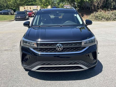 Certified 2022 Volkswagen Taos SE FWD image 2