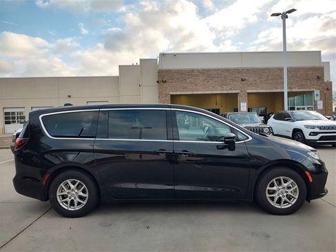 Certified 2024 Chrysler Pacifica Touring-L image 2