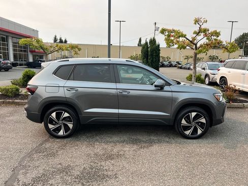 Used 2025 Volkswagen Taos SE AWD/4WD image 6