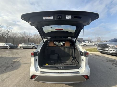 Used 2023 Toyota Highlander Platinum image 24