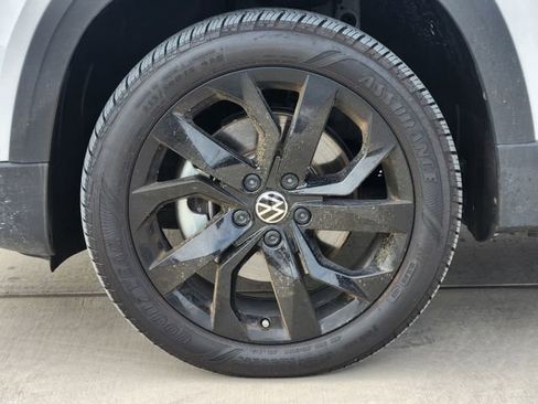 New 2024 Volkswagen Taos SE image 7