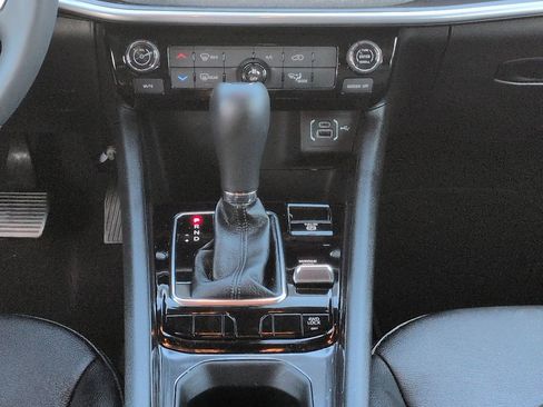 Certified 2024 Jeep Compass Latitude image 18