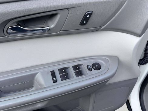 Used 2015 GMC Acadia SLE FWD image 18