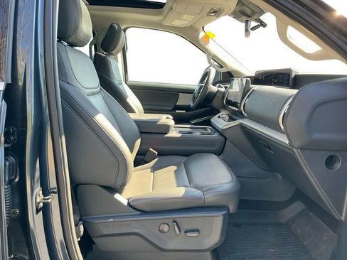 Used 2025 Ford Expedition Active image 17