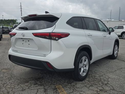 Used 2023 Toyota Highlander LE FWD image 5