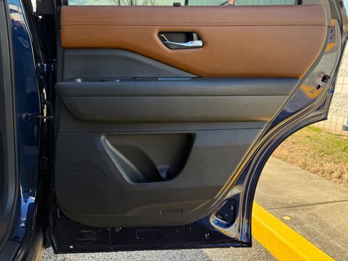 Used 2024 Nissan Pathfinder Platinum image 22