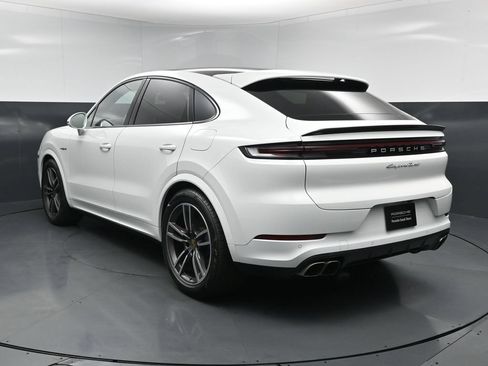 Used 2024 Porsche Cayenne Turbo AWD/4WD image 11