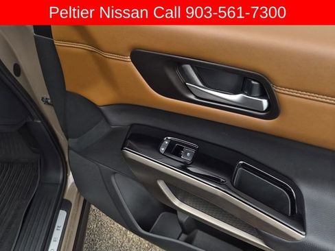 Used 2024 Nissan Pathfinder Platinum FWD image 16