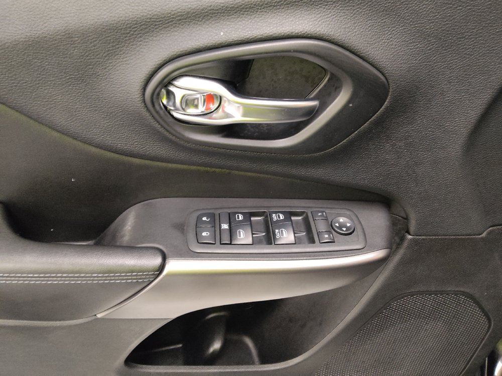 Used 2019 Jeep Cherokee Latitude Plus w/ Comfort/Convenience Group FWD image 27