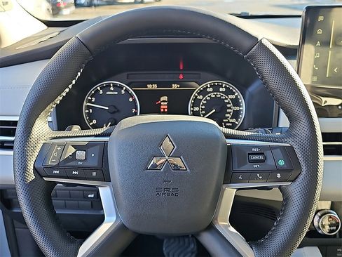 New 2026 Mitsubishi Outlander SE image 14