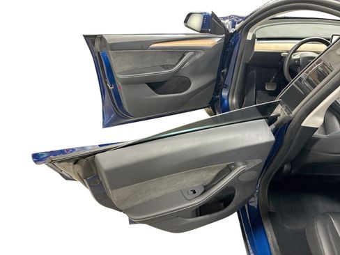 Certified 2023 Tesla Model Y Long Range AWD/4WD image 10