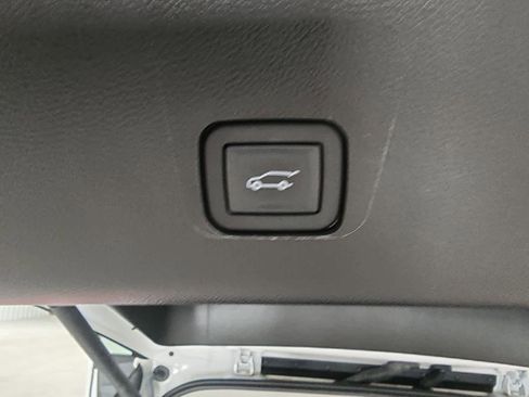 Used 2021 Chevrolet Traverse Premier FWD image 36