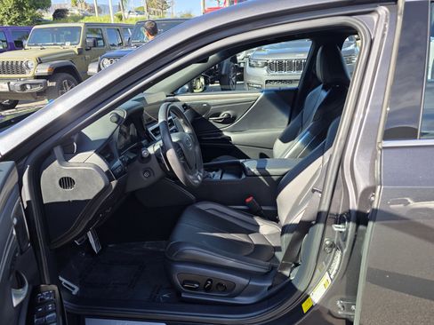 Used 2024 Lexus ES 300h F Sport image 12