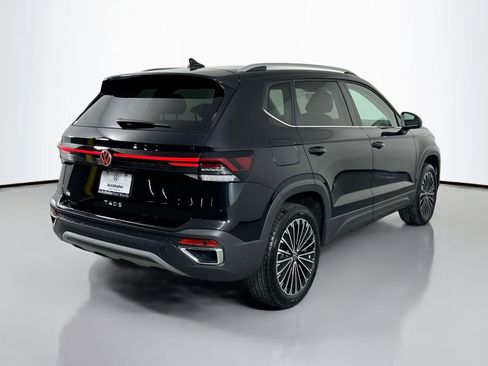 New 2025 Volkswagen Taos SE image 4