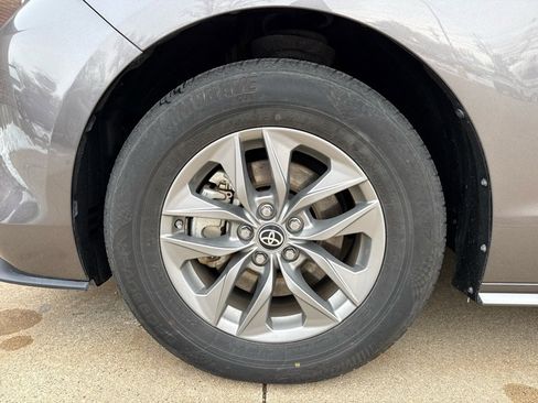 Used 2024 Toyota Sienna XLE image 27