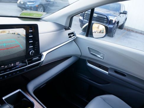 Used 2024 Toyota Sienna XLE image 29