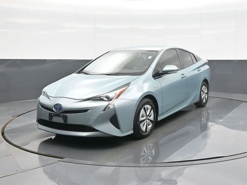 Used 2017 Toyota Prius Two w/ Carpet Mat Package FWD image 3