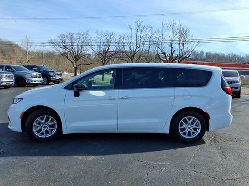 Used 2024 Chrysler Pacifica Touring-L image 21