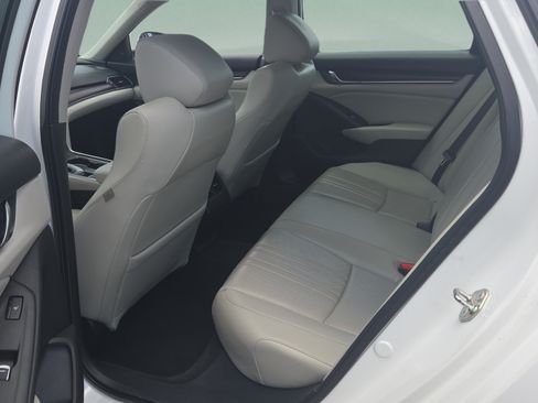 Used 2018 Honda Accord Touring image 11