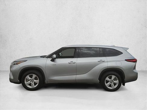 Used 2021 Toyota Highlander LE AWD/4WD image 10