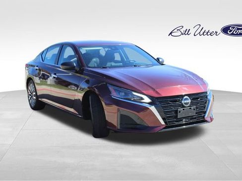 Used 2024 Nissan Altima 2.5 SV image 3