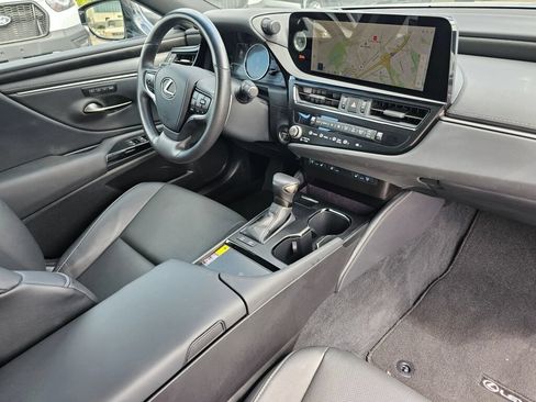 Used 2025 Lexus ES 300h w/ Premium Package FWD image 11