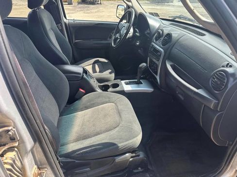 Used 2004 Jeep Liberty Limited AWD/4WD image 10