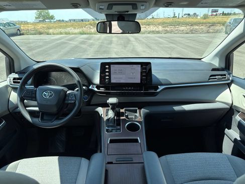 Used 2024 Toyota Sienna LE FWD image 17