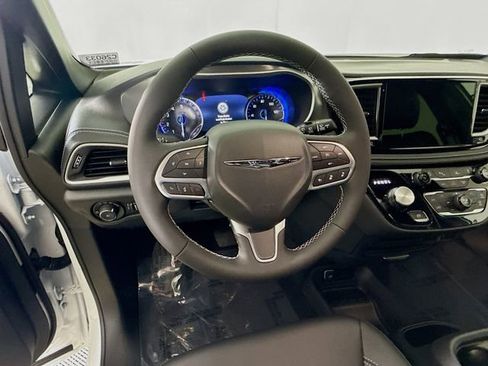 New 2026 Chrysler Pacifica Select image 11