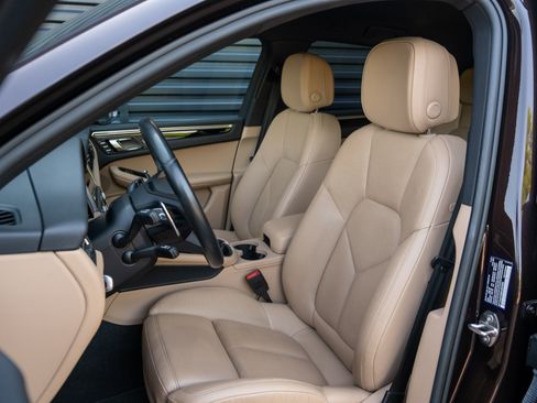 Certified 2022 Porsche Macan AWD/4WD image 5
