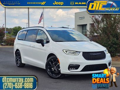 New 2026 Chrysler Pacifica Limited w/ Uconnect Theater Family Group