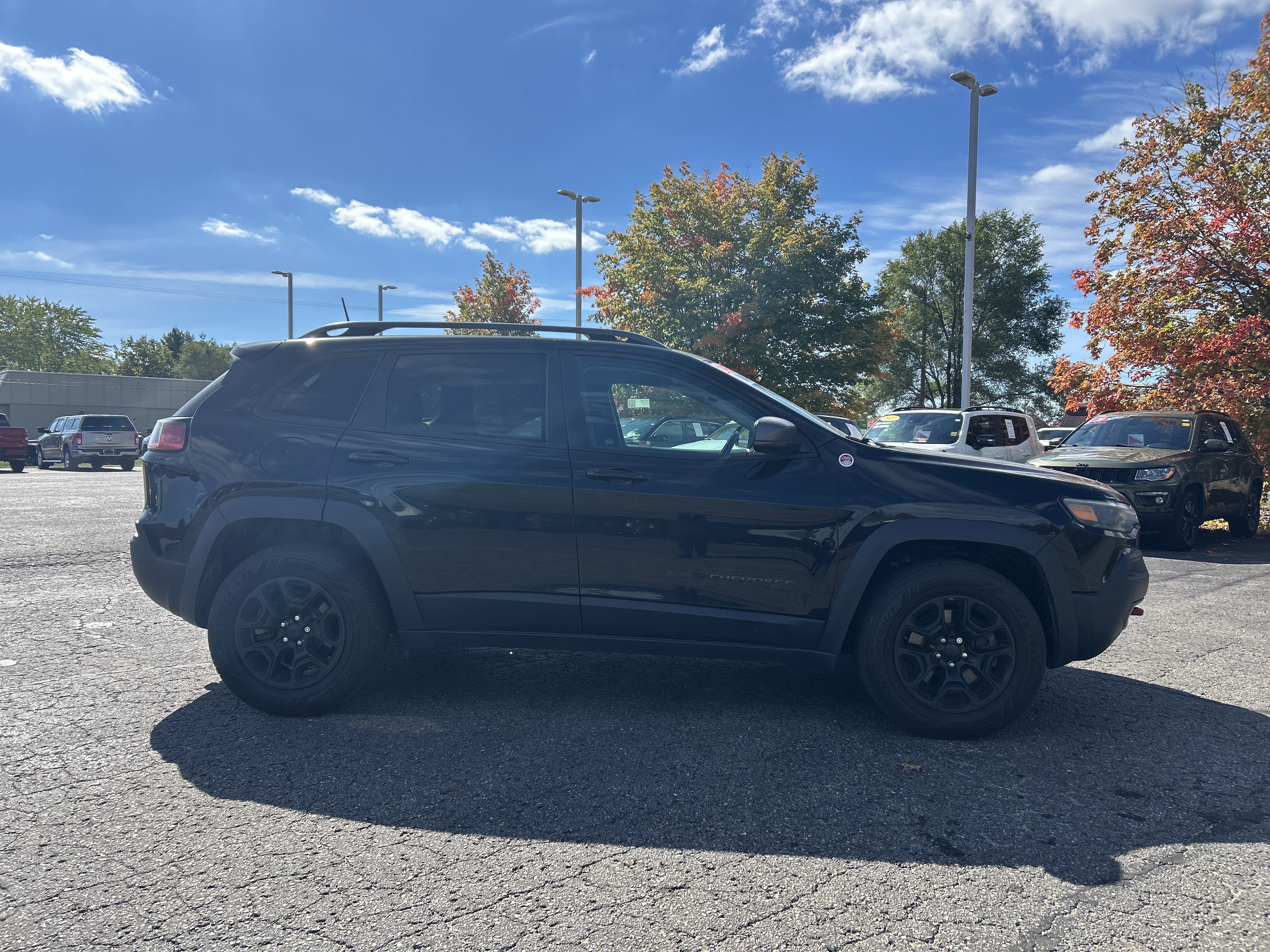 Used 2019 Jeep Cherokee Trailhawk AWD/4WD image 3