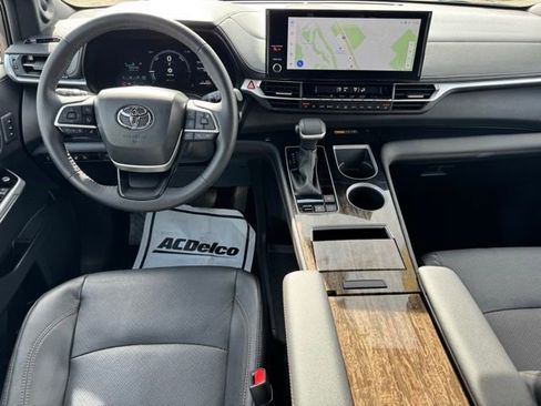 Used 2025 Toyota Sienna Platinum image 20